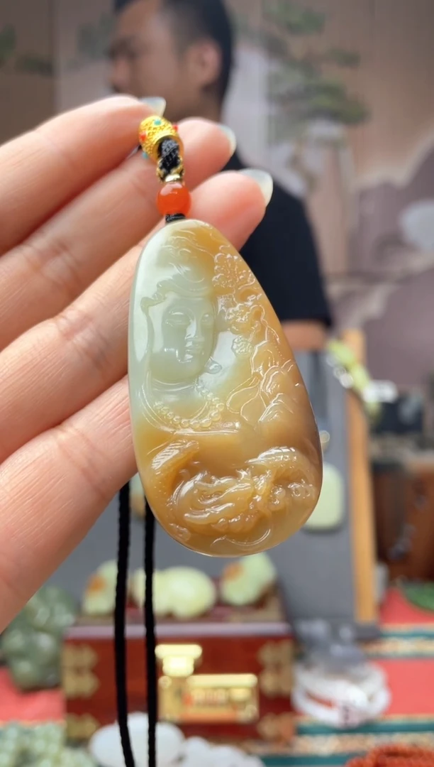 和田玉未镶嵌颈饰米***贝拍一发一