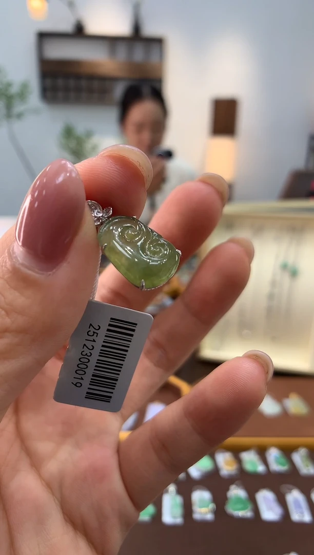 颈饰18K金镶嵌翡翠如意