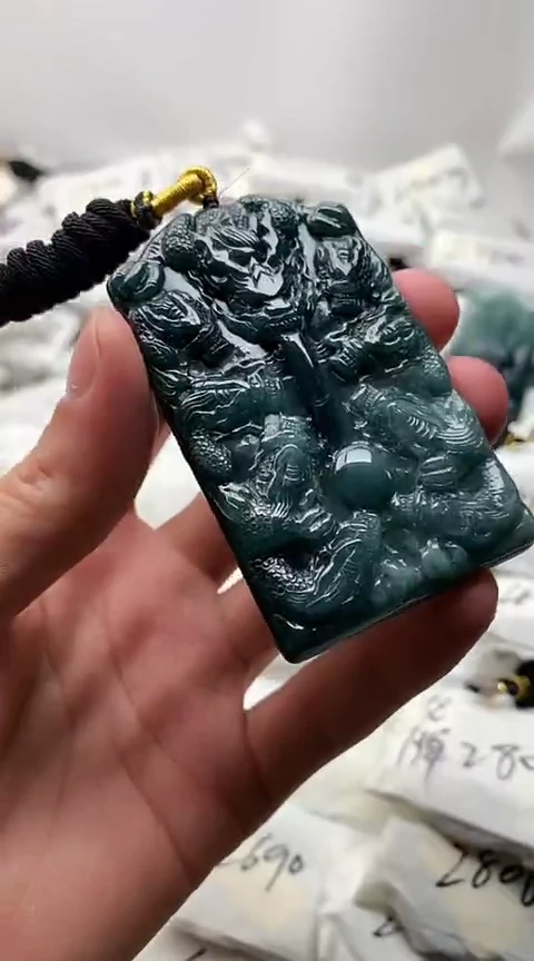 翡翠未镶嵌颈饰九龙牌