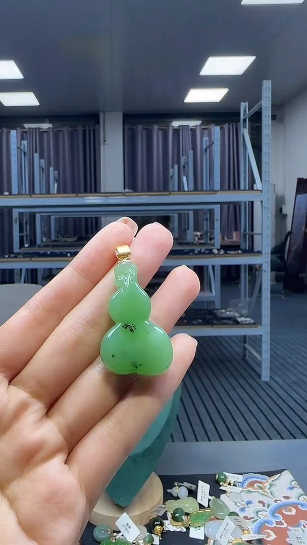 18K金镶嵌和田玉挂件1