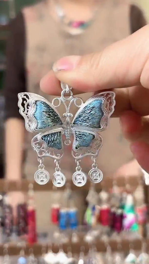 彩云南阁非遗老绣苗银饰品188