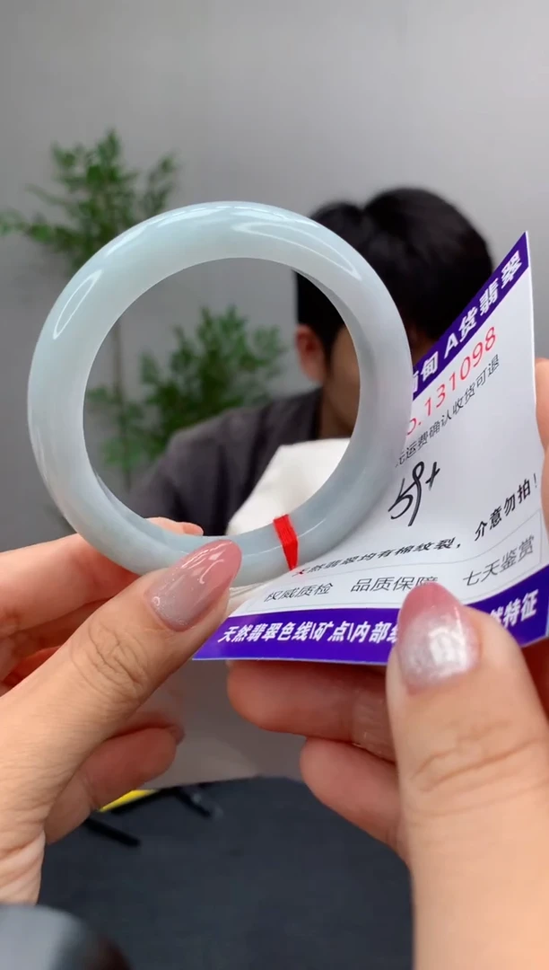 未镶嵌手镯翡翠有纹，完美者勿拍