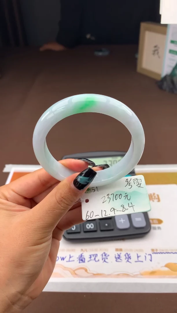 翡翠手镯未镶嵌自带#送礼#，下单联系客服核对地址~