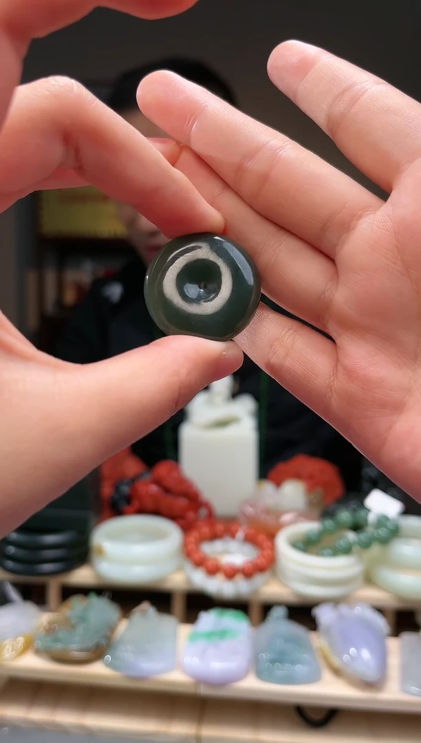 颈饰未镶嵌和田玉吊坠