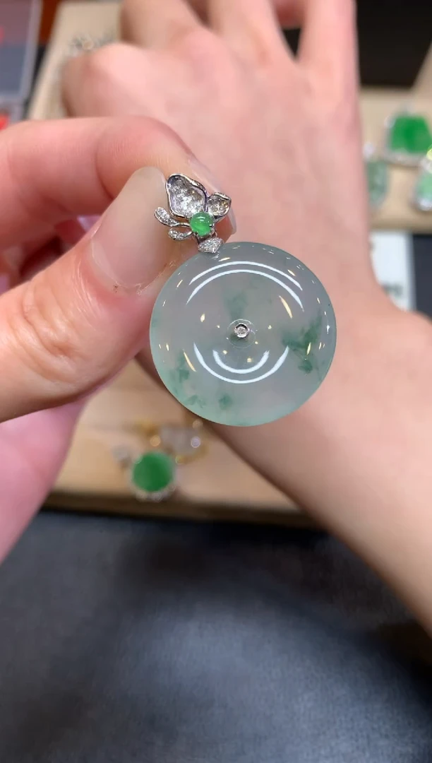 【闪购商品】翡翠颈饰18K金镶嵌平安扣【无服务费】