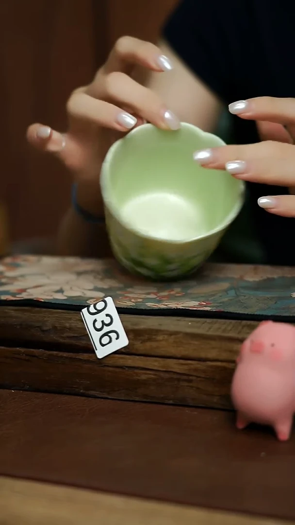 十七设计师 手握杯