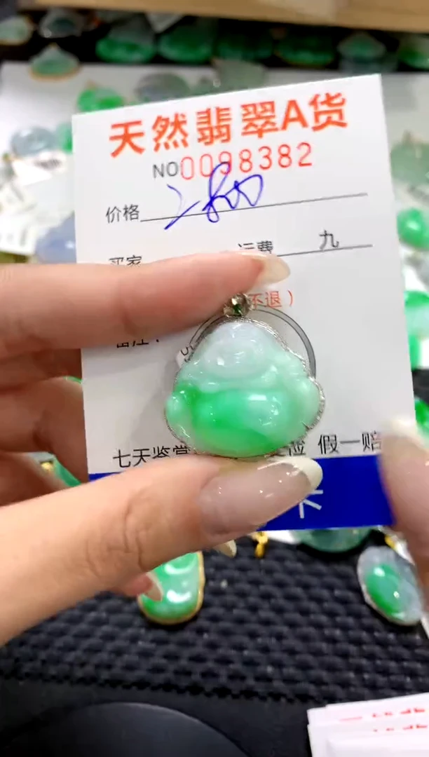 翡翠18K金镶嵌颈饰1111111111111111