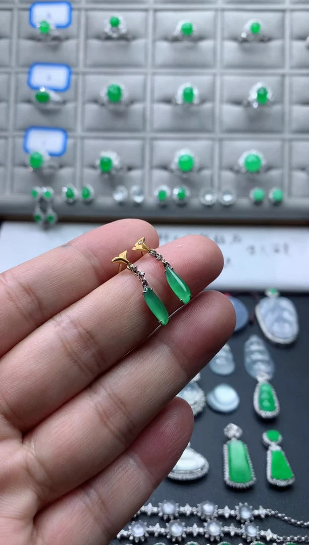 18K金镶嵌翡翠耳饰18K翡翠