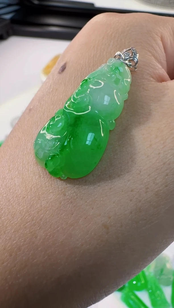 颈饰18K金镶嵌翡翠缅甸A货翡翠