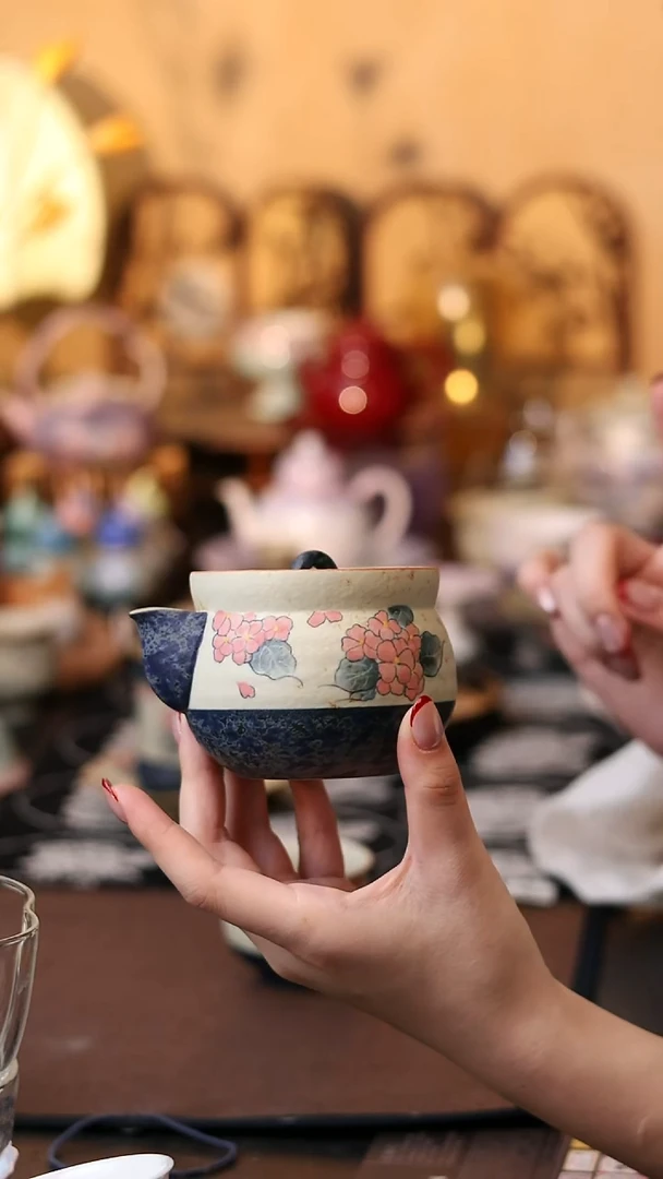 青花手绘绣球花宝瓶