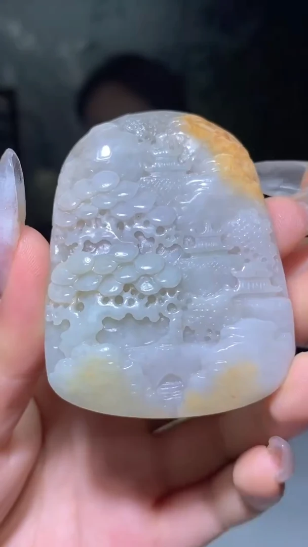 翡翠未镶嵌颈饰雕刻