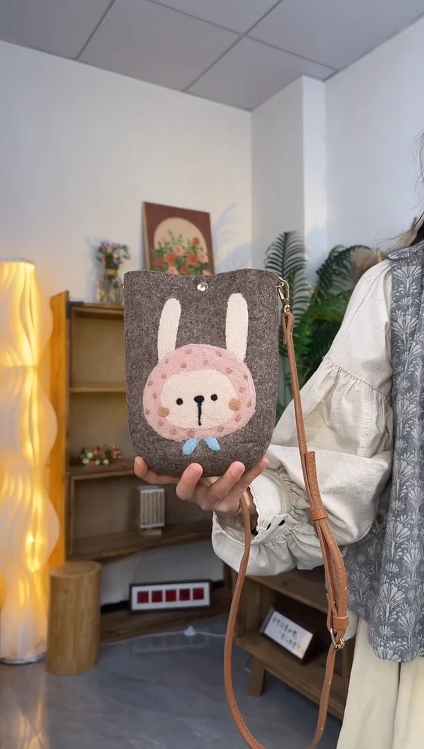 羊毛非遗纯手工包  手机包兔子