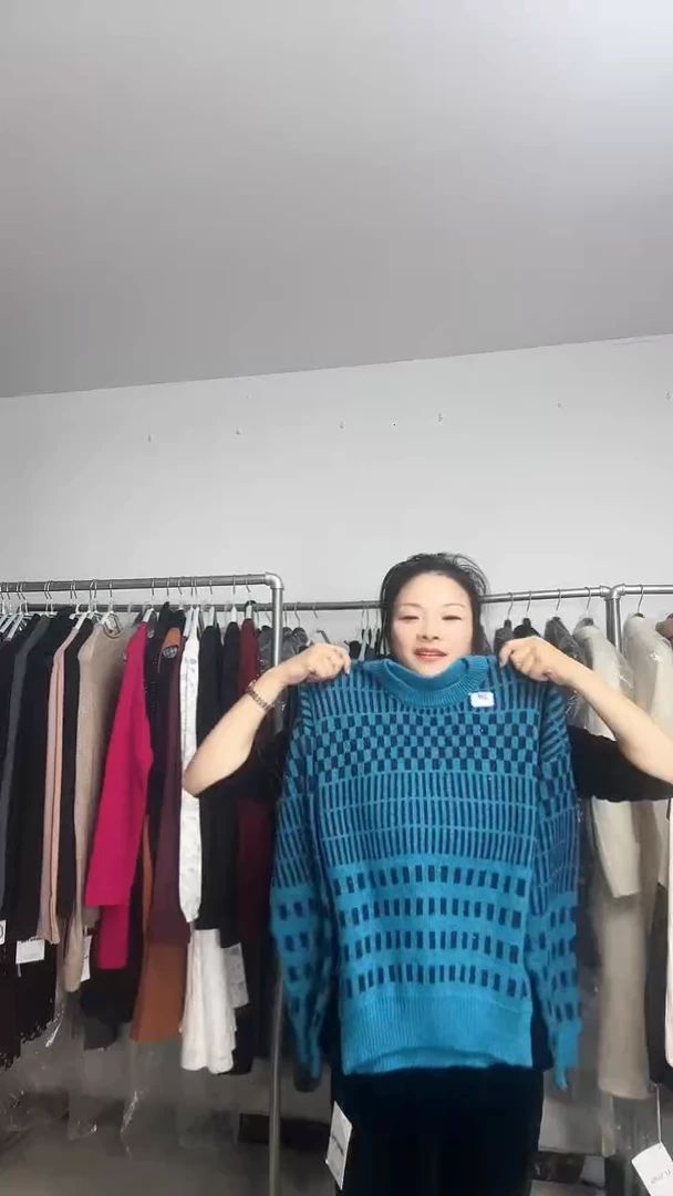 冬季时尚孔雀蓝毛衣