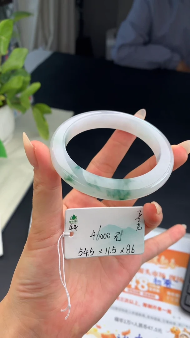 【闪购商品】翡翠手镯未镶嵌 #情人节#送礼，下单联系客服核对地址~