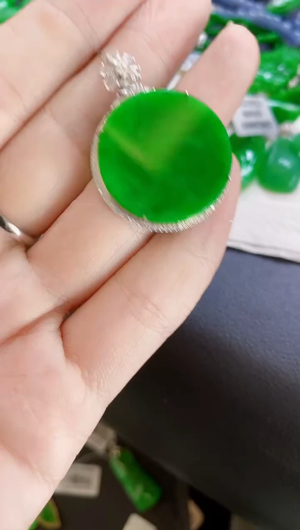 翡翠18K金镶嵌颈饰圆牌