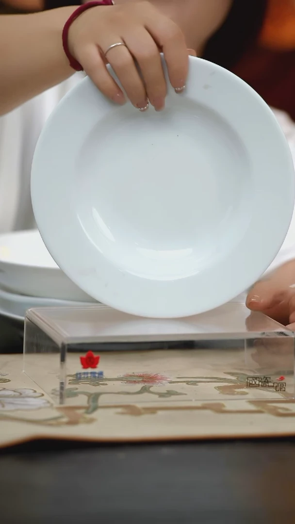 2个微瑕白胎8英寸深汤盘（无底款）