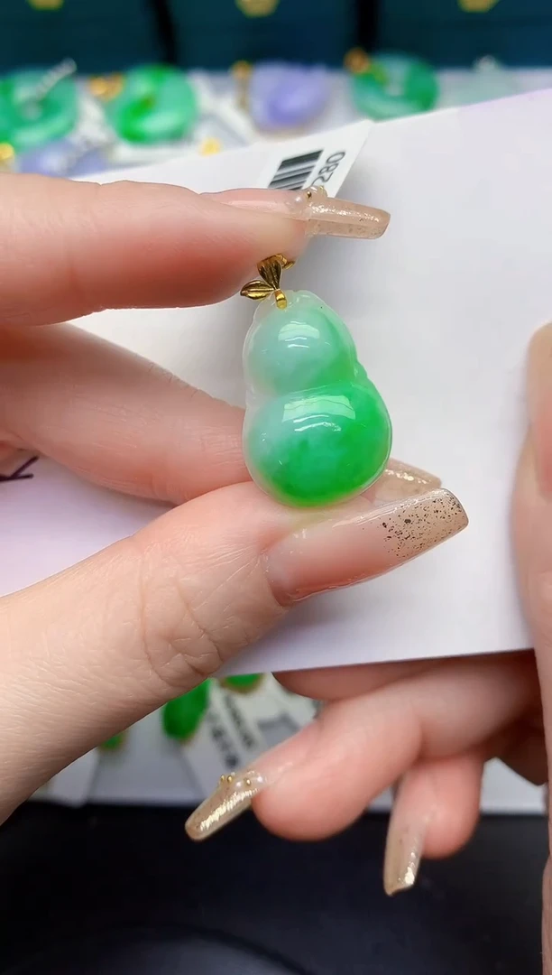 颈饰未镶嵌翡翠v