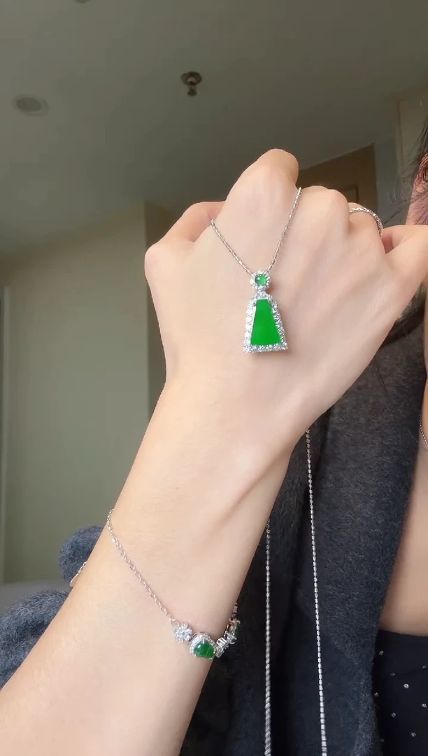 【闪购商品】翡翠吊坠(不含链)银S925镶嵌天然翡翠吊坠