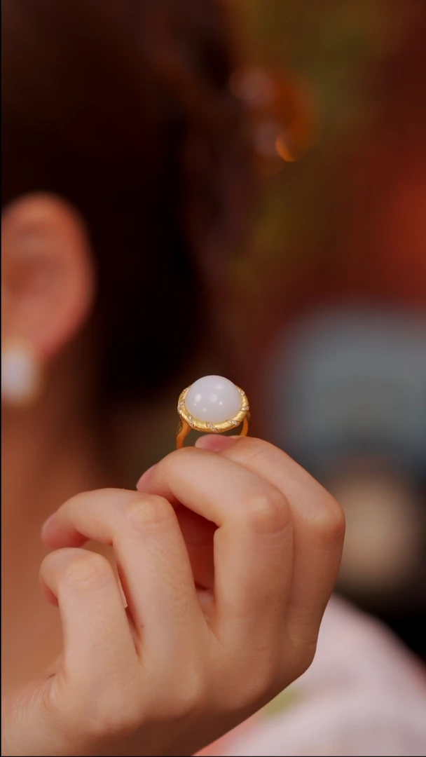 和田玉戒指18K金镶嵌圆蛋面