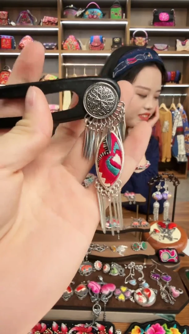 【闪购商品】织绣71蒙阿苏苗绣传承