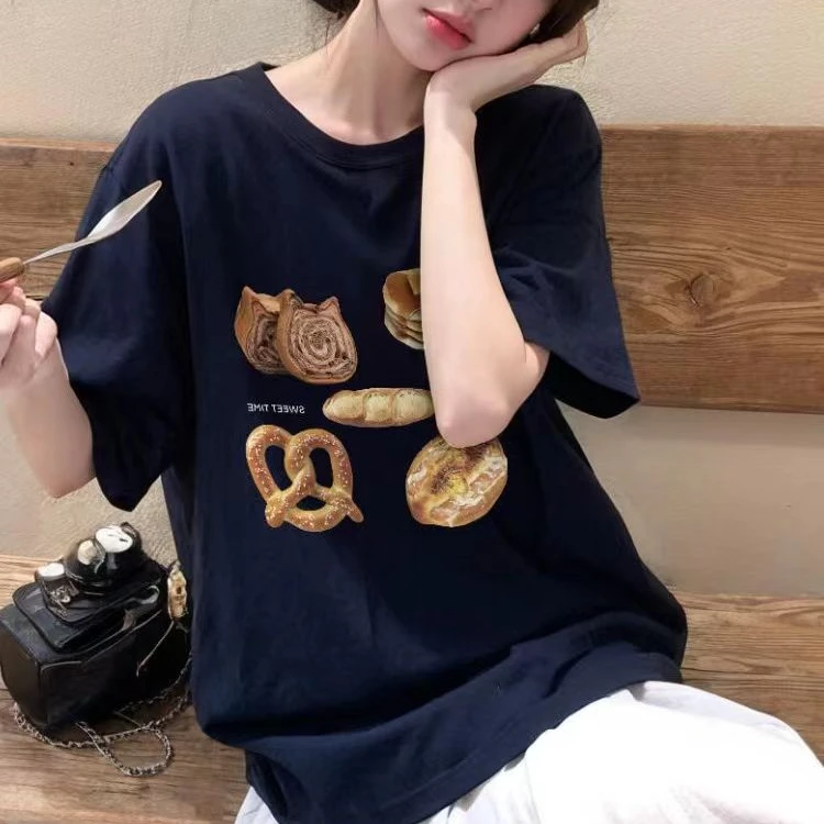 韩里韩气的穿搭上衣独特漂亮减龄款短袖藏青色面包片印花T恤夏季