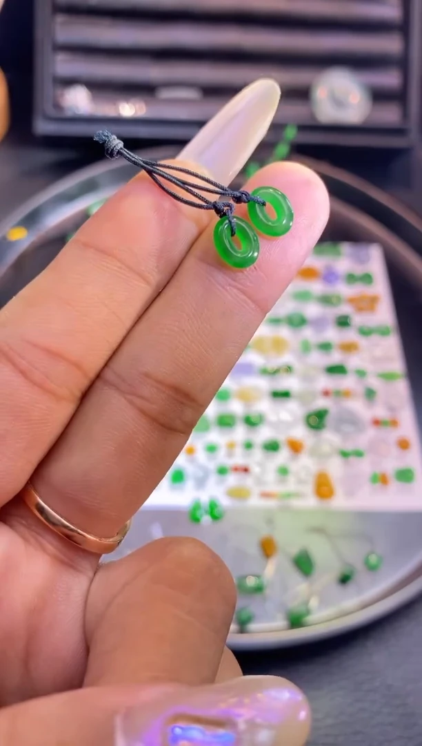 翡翠挂件未镶嵌扣子