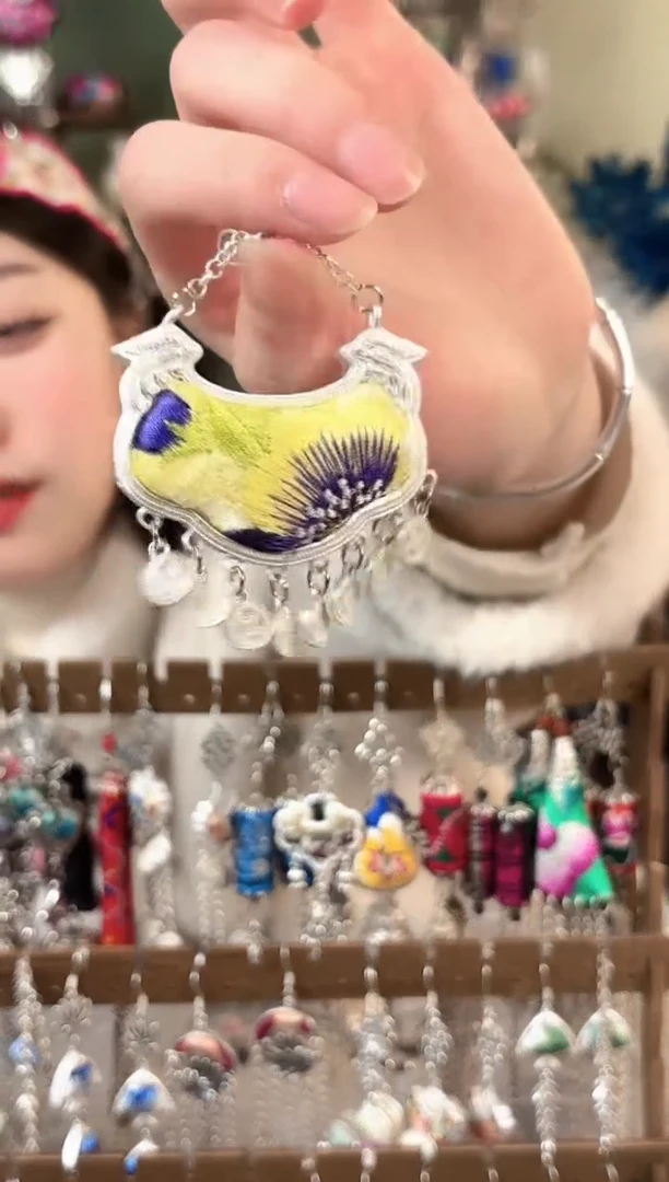 彩云南阁非遗老绣苗银饰品646