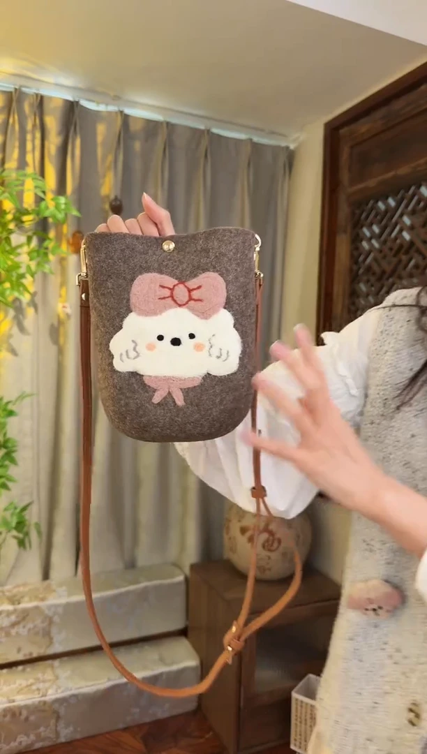 羊毛非遗羊毛毡包 手机包小狗