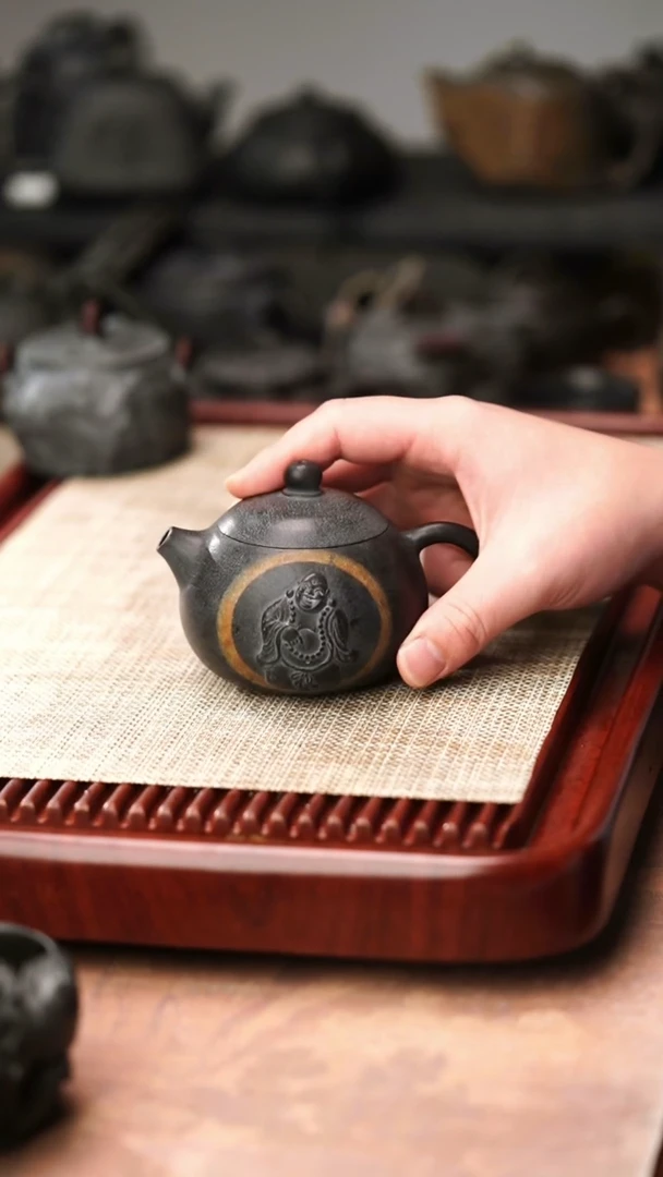 归玉堂冰碛岩重工雕刻俏色西施壶230cc】