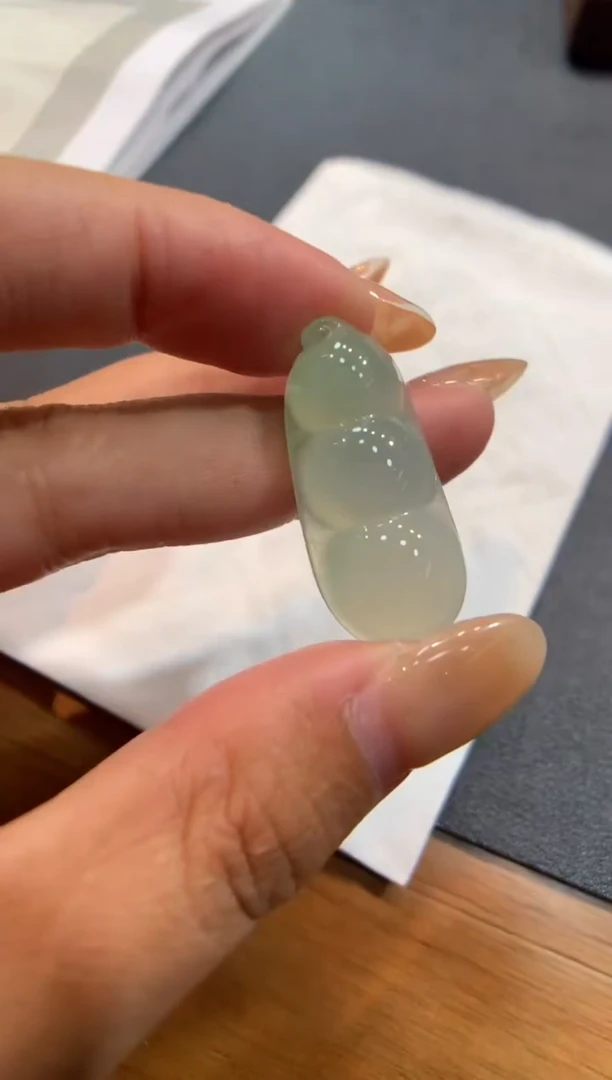 翡翠未镶嵌颈饰福豆