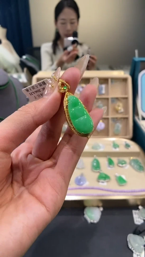 【闪购商品】翡翠吊坠(不含链)18K金镶嵌豆子