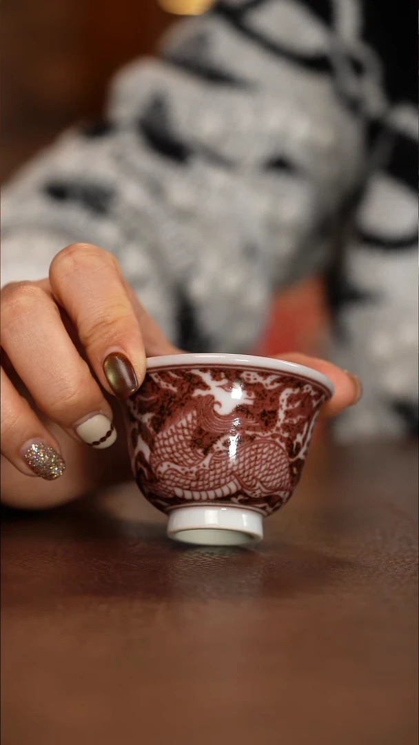 釉里红麒麟追凤纹杯子