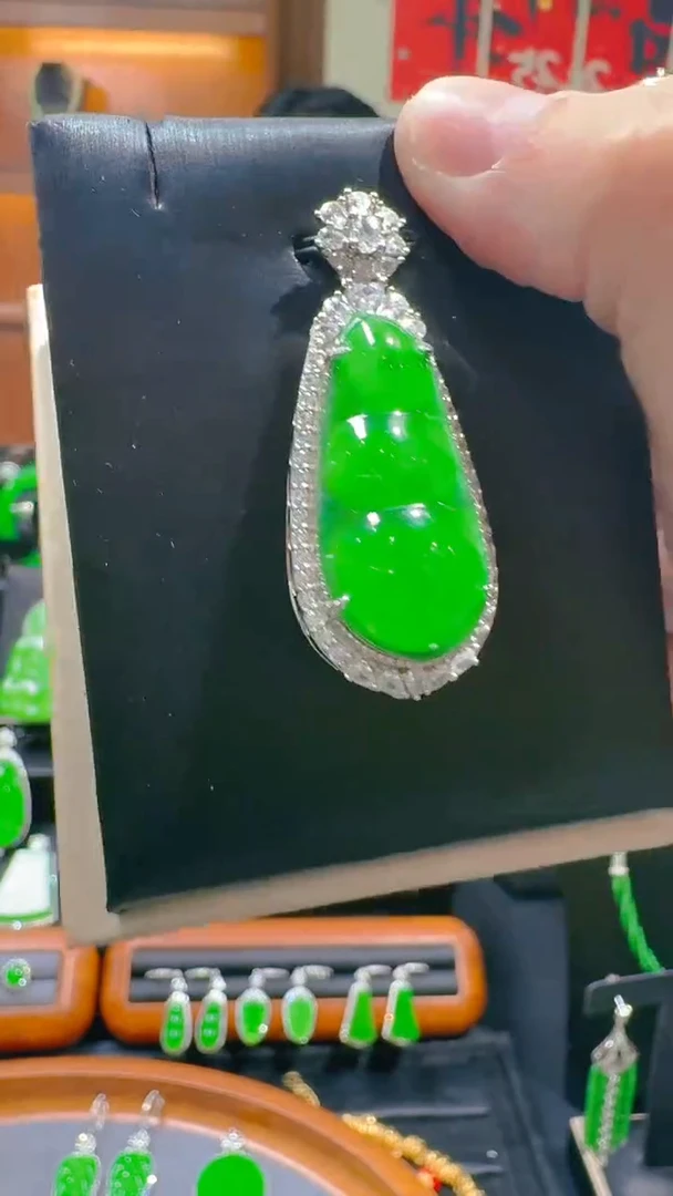 【闪购商品】翡翠吊坠(赠链)银S925镶嵌天然A货翡翠