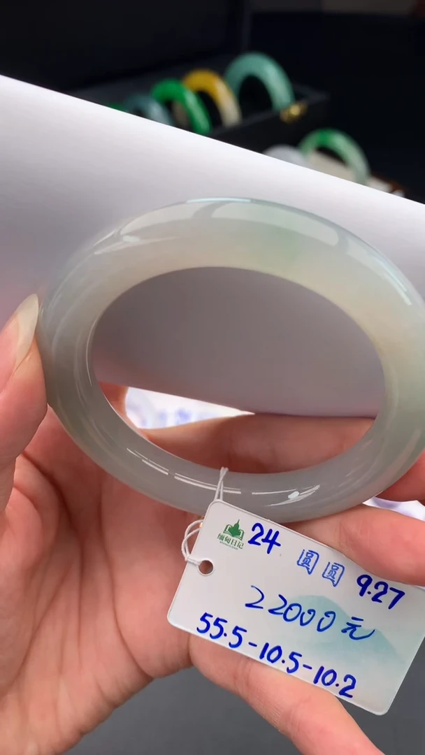 未镶嵌手镯翡翠自带#送人#，联系客服核对地址~
