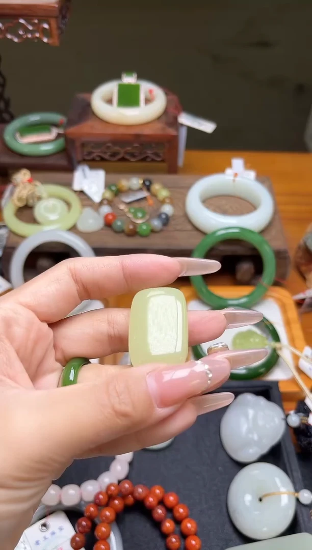 吊坠(不含链)未镶嵌和田玉?**～若羌黄玉 无事牌