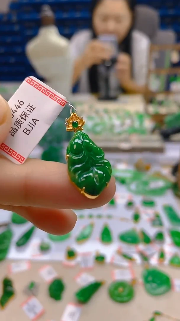 颈饰18K金镶嵌翡翠新号开播 全场乱卖