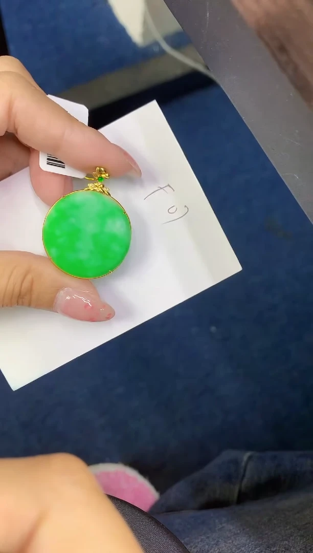 翡翠18K金镶嵌颈饰缅甸天然翡翠A货