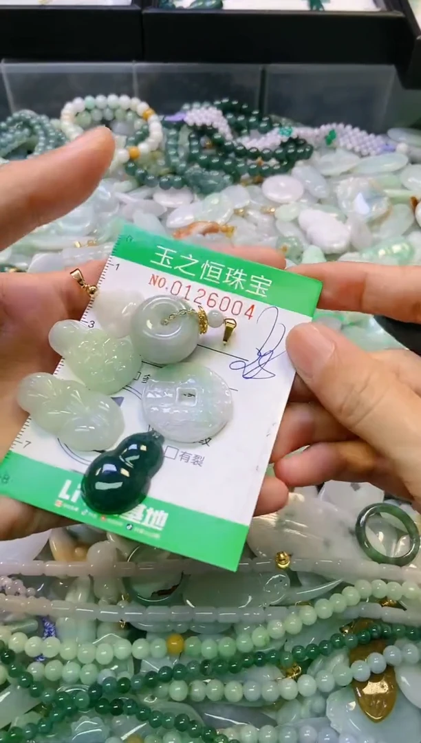 翡翠未镶嵌颈饰闪购0126004