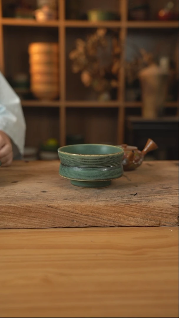 荷叶绿色的折腰米饭碗