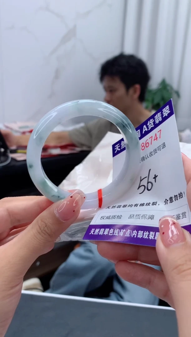 未镶嵌手镯翡翠有纹，完美者勿拍