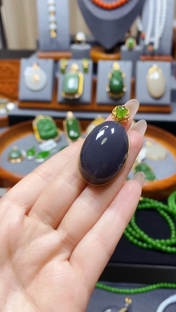 【闪购商品】和田玉烟紫鸽子蛋吊坠18K金镶嵌*