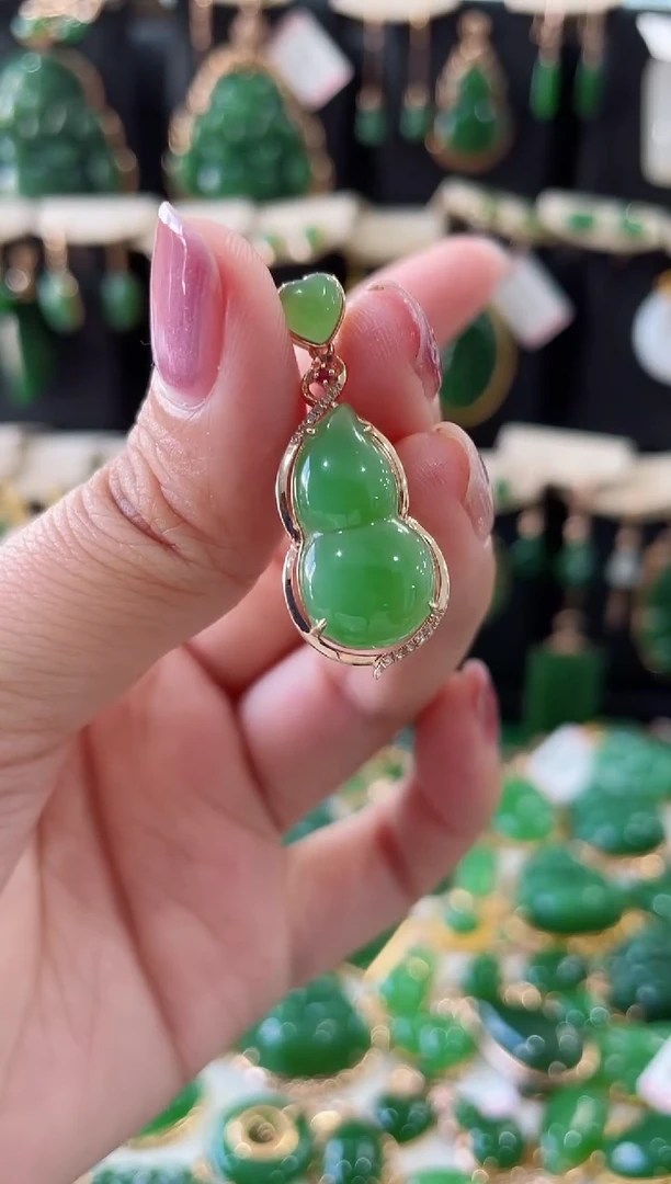 和田玉（碧玉）18K金镶嵌颈饰葫芦