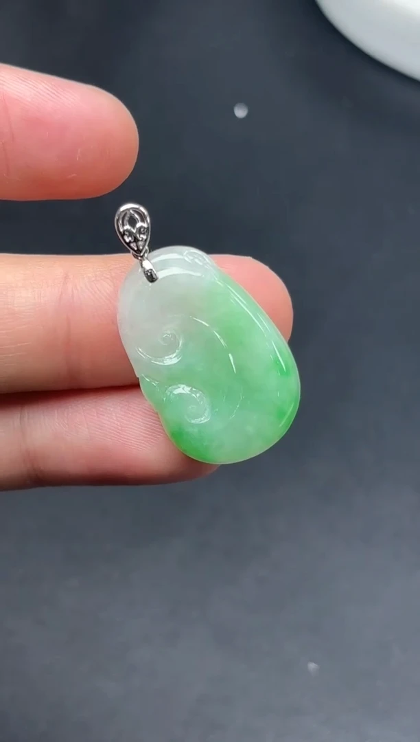 18K金镶嵌挂件翡翠如意