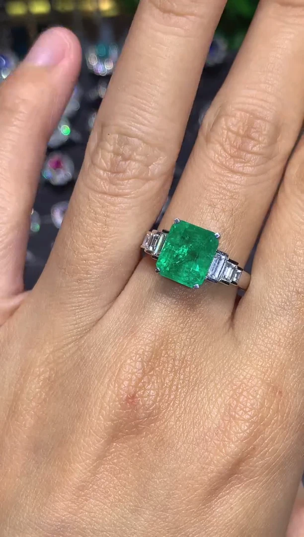 18K金镶嵌戒指祖母绿3.36CT