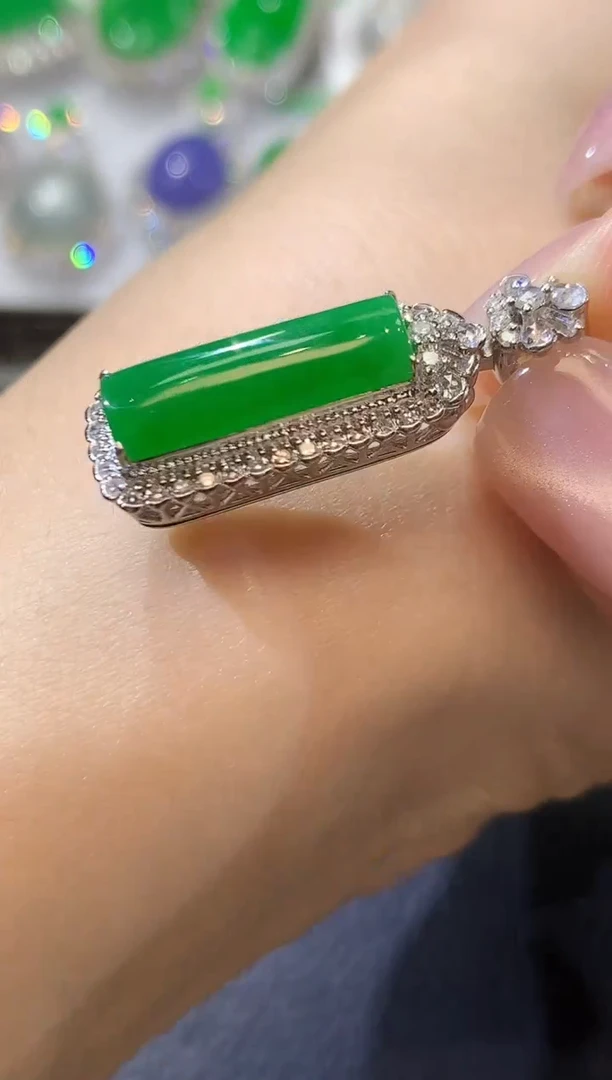 【闪购商品】翡翠吊坠(不含链)18K金镶嵌A37