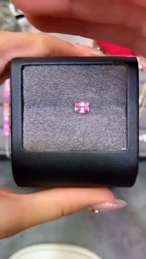 未镶嵌裸石定制尖晶石枕型 丁香色调 1.27ct