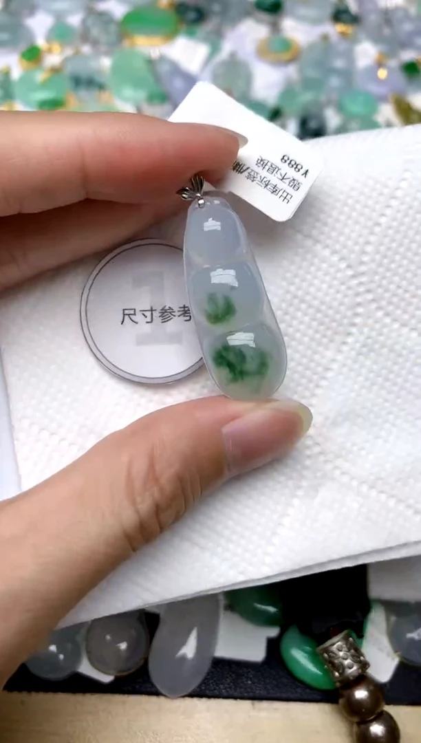 颈饰18K金镶嵌翡翠天然A货翡翠