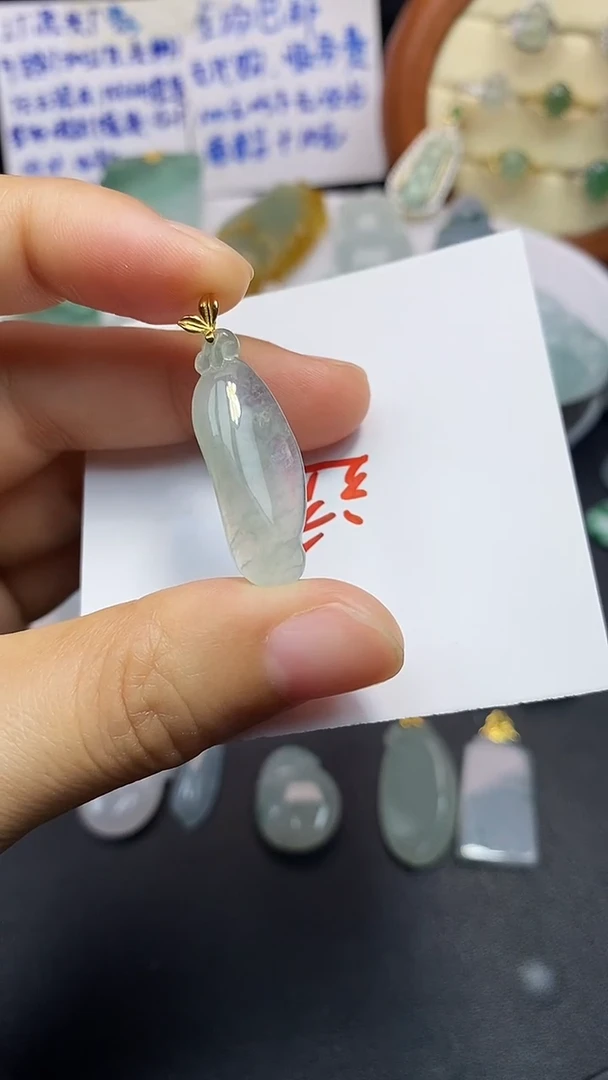 颈饰18K金镶嵌翡翠吊坠