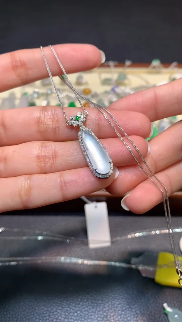 颈饰18K金镶嵌翡翠1