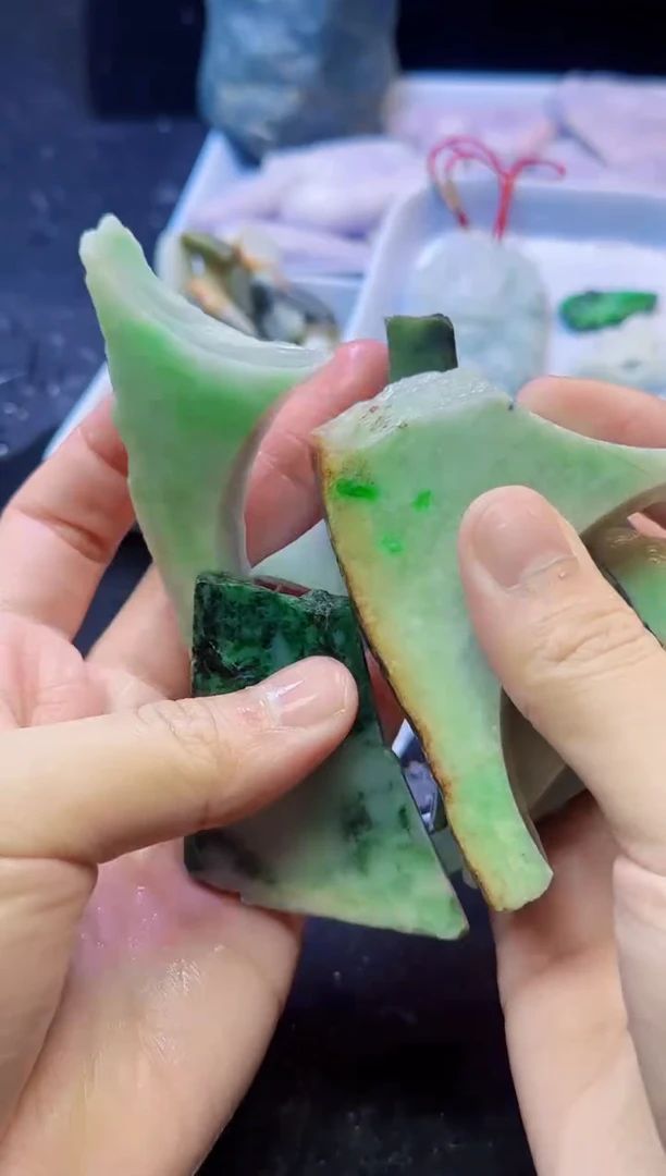 颈饰未镶嵌翡翠像**月095